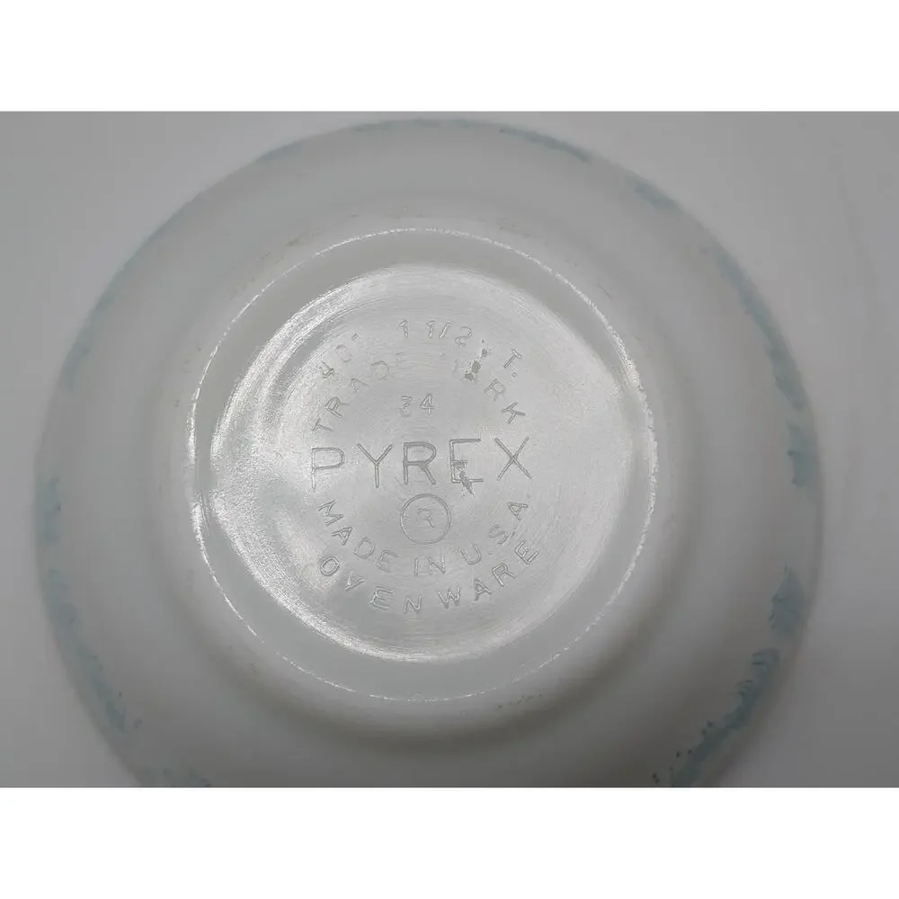 VTG Pyrex Amish Butterprint #401 Turquoise Milk Glass Mixing Bowl 1 1/2 pt